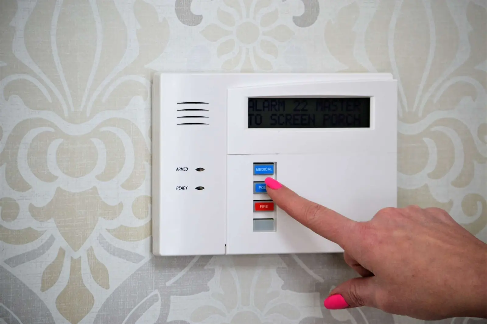 Un panneau de contrôle du système d'alarme fixé au mur de la résidence.